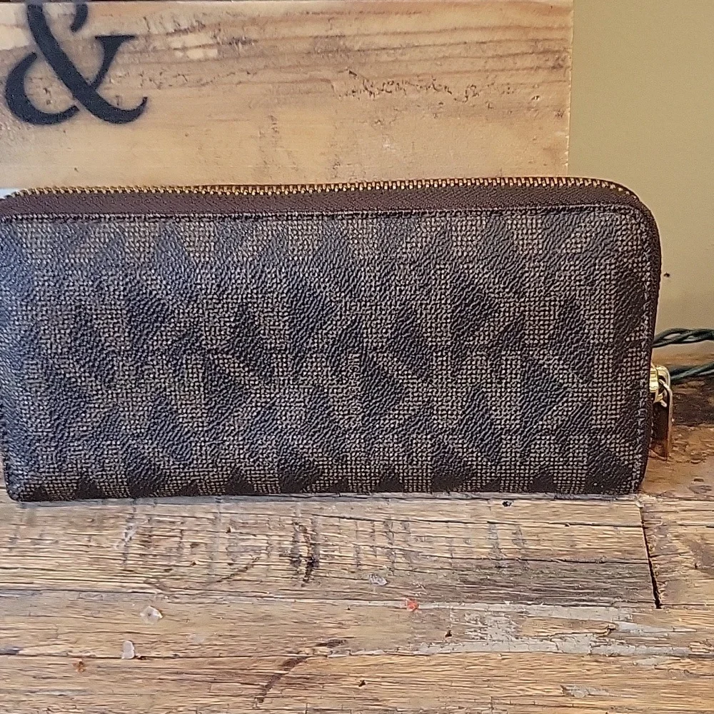 Michael Kors Vintage Jet Set Continental Full Zip Logo Wallet
